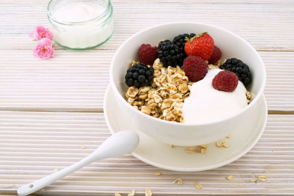 oatmeal is a healthy food for postpartum recovery and breastfeeding moms