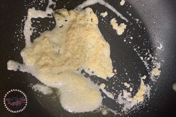 semolina in a frying pan 