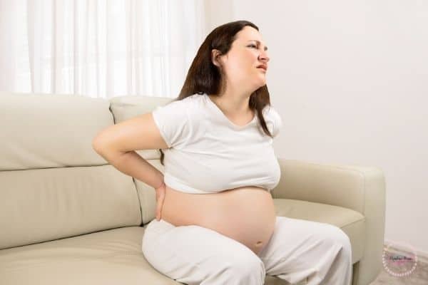 pregnant woman is having backache 