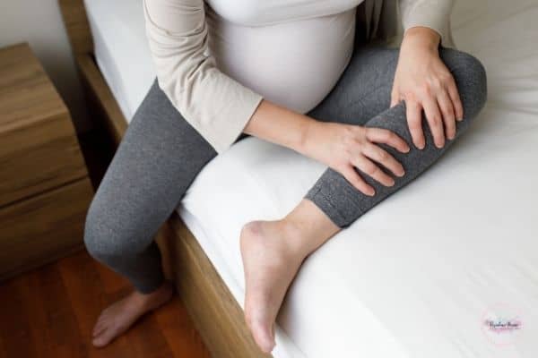 legs and feet swelling during pregnancy 